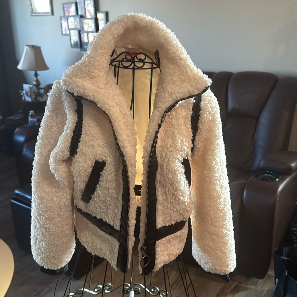 GIRLS SPRING JACKET
BRAND DESIGN HISTORY
SIZE SMALL
FAUX FUR
TRIM: Polyurethane